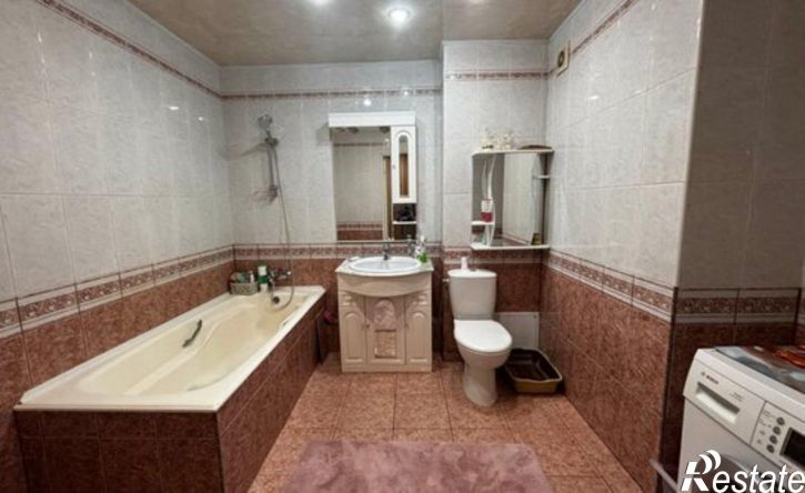 4-комн квартира ул Нарвская, 8,  д. 8